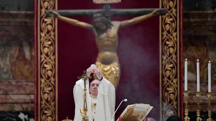 Le Pape célébrant la messe de la Cène du Seigneur, le 9 avril 2020 en la basilique Saint-Pierre.