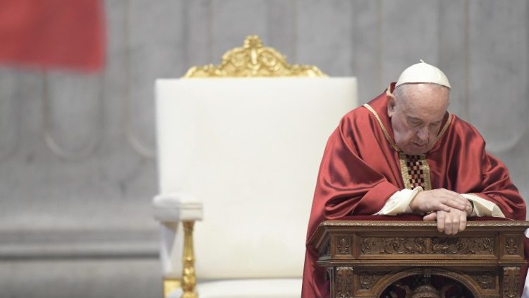 Momento de profunda oración del Papa.