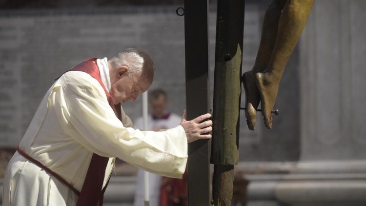 Papa Franjo, na Veliki petak, klanja se križu