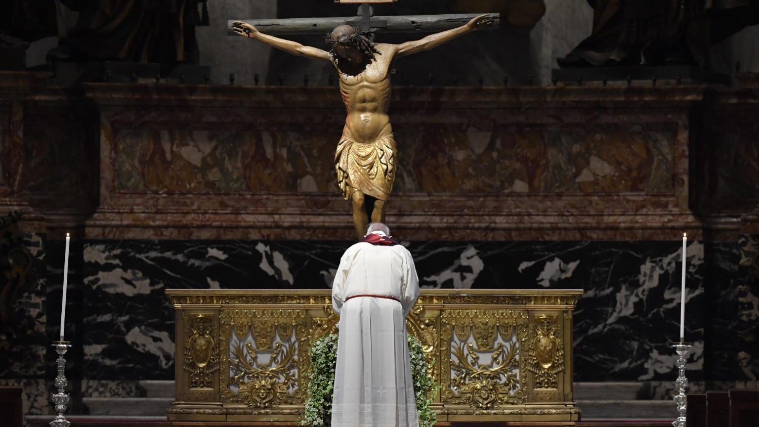 Homilía completa del padre Cantalamessa en la Pasión del Señor - Vatican  News
