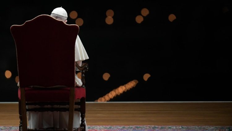 Påven under korsvägsandakten 2020