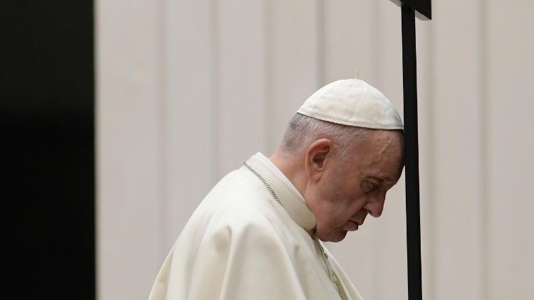 El Papa reza mientras escucha las meditaciones del Vía Crucis.