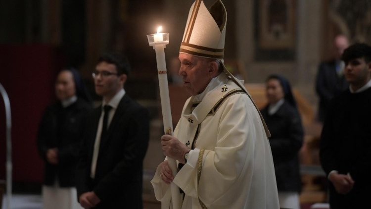 Papa Francisc, la Vigilia Pascală din 2020 în bazilica San Pietro.