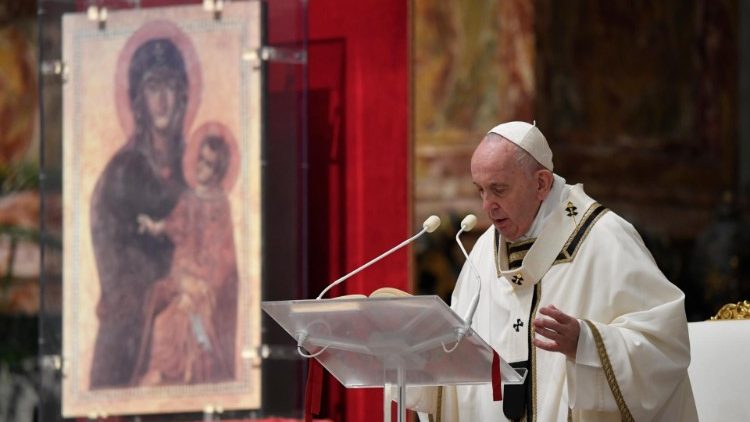 Le Pape François pendant son homélie lors de la veillée pascale. 