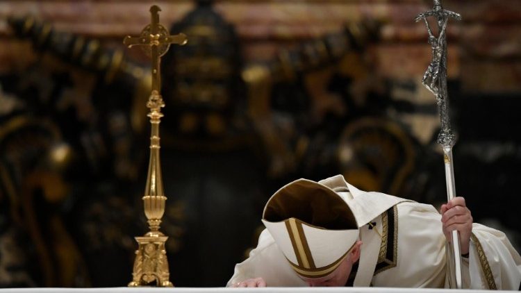 Le Pape embrasse l'autel lors de la Vigile pascale, le samedi 11 avril 2020 à la basilique Saint-Pierre.