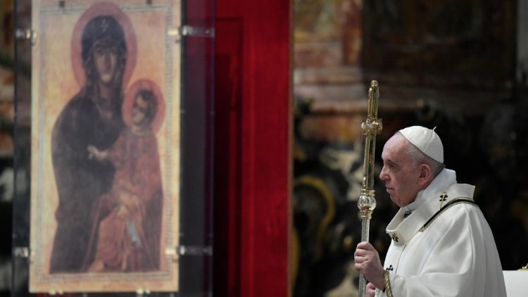 Pope Francis before the icon of Mary, Salus Populi Romani