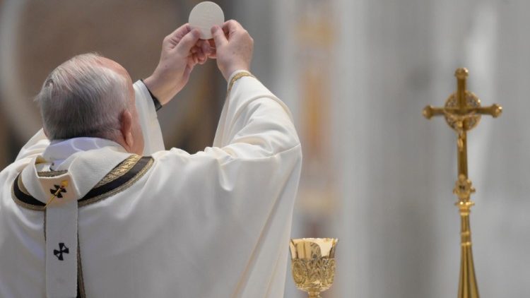 El Papa celebra la Santa Misa de Pascua.