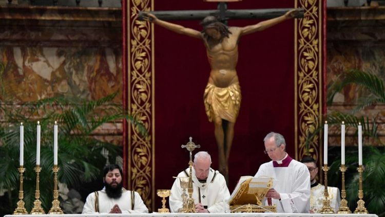 Le Pape célébrant la messe de Pâques, le dimanche 12 avril en la basilique Saint-Pierre.