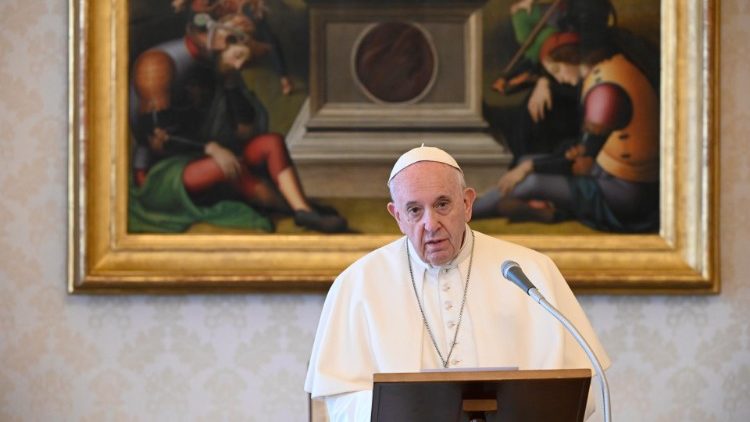 Папа Франциск на молитвата "Царице Небесна"