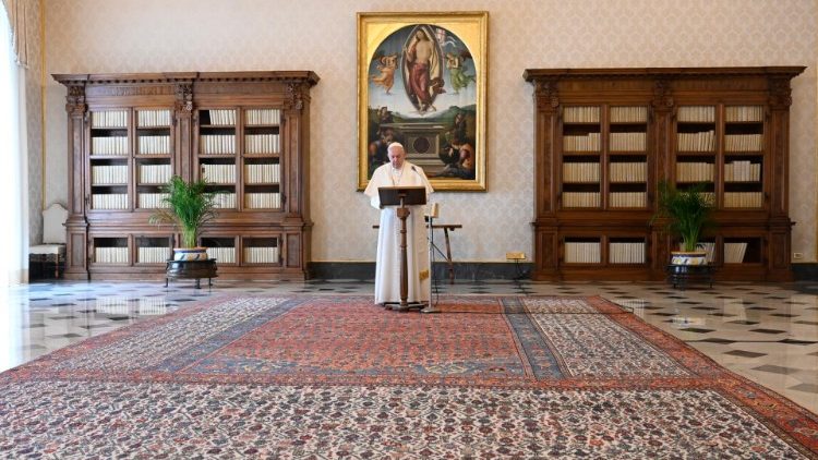  Papa gjatë lutjes së Mbretëreshës Qiellore