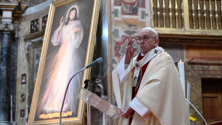 Papa Francesco e l'immagine di Gesù Misericordioso nella Chiesa di S. Spirito in Sassia, nell'ultima Domenica della Divina Misericordia
