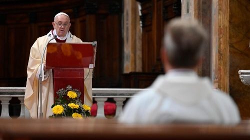 Il Papa celebra per la prima volta a San Pietro la Messa della Divina Misericordia