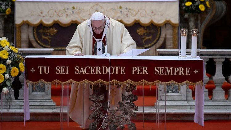 Papež je danes na nedeljo Božjega usmiljenja daroval sveto mašo v Cerkvi Svetega Duha v Sassiji v Rimu.