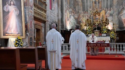 Pápež v Nedeľu Božieho milosrdenstva: Neopusťme toho, kto zostal vzadu
