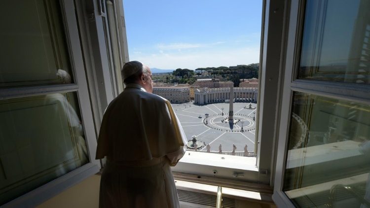 Pogled papeža Frančiška po molitvi in blagoslovu skozi okno na prazen Trg sv. Petra.