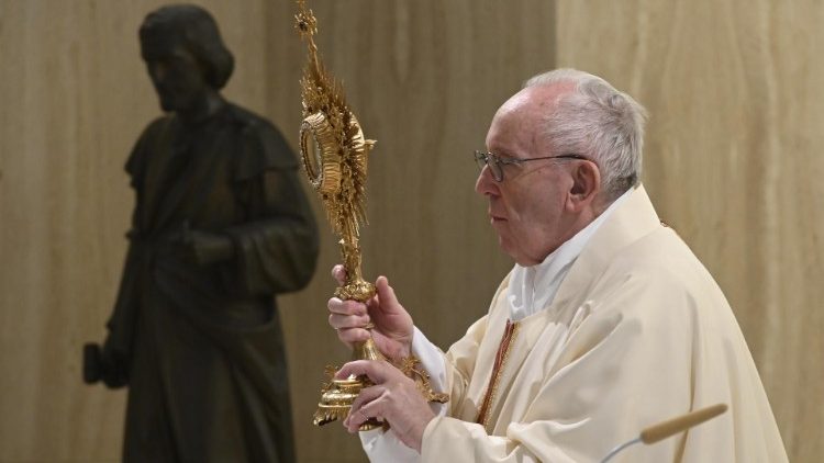 La statue de saint Joseph artisan présente à la messe du Pape