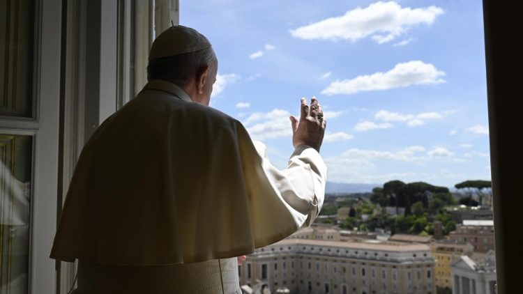 Papež Frančišek po opoldanski molitvi pozdravlja redke navzoče na Trgu sv. Petra.