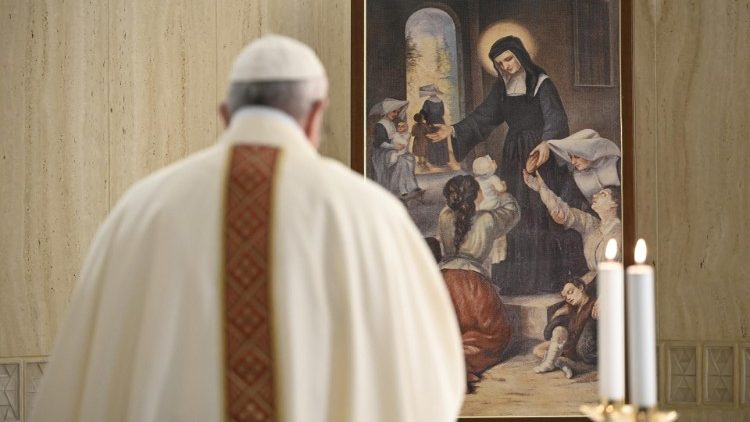 Le Pape devant un tableau représentant sainte Louise de Marillac, le 9 mai 2020 lors de la messe à la chapelle de la Maison Sainte-Marthe.