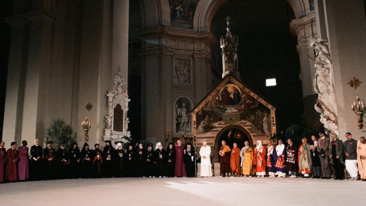 Šv. Jonas Paulius II ir tarpreliginio susitikimo dalyviai 1986 m. spalio 27 d. Asyžiuje