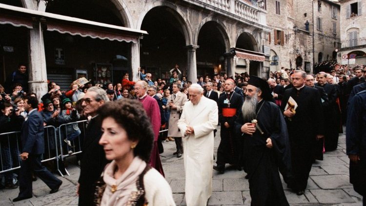 Johannes Paul und Religionsführer auf Friedenswallfahrt durch Assisi