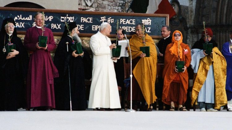 Der hl. Papst Johannes Paul II. 1986 beim Friedensgebet der Religionen in Assisi