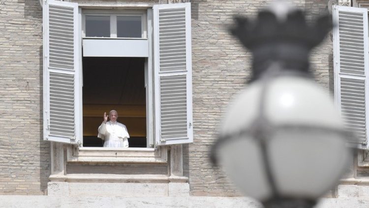 バチカン宮殿の窓辺に立つ、教皇フランシスコ