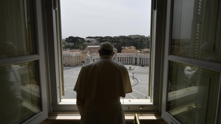 Le Pape François à la fenêtre du Palais apostolique lors du Regina Cœli du 17 mai 2020. 