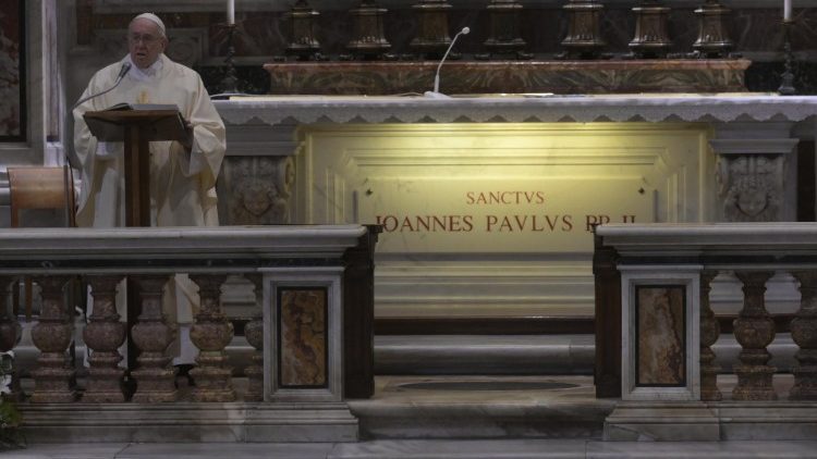 البابا فرنسيس مترئسا القداس الإلهي في الذكرى المئوية الأولى لولادة يوحنا بولس الثاني، 18 أيار مايو 2020، بازيليك القديس بطرس