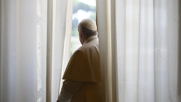 Påven blickar ut över staden och Petersplatsen från sitt fönster