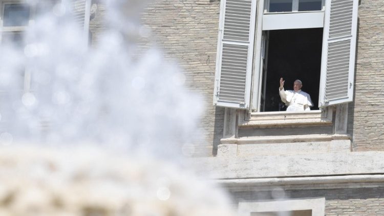 Il saluto del Papa dallo studio del Palazzo Apostolico 