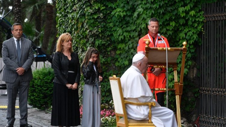 Franziskus im Mai letzten Jahres beim Rosenkranzgebet in den Vatikanischen Gärten