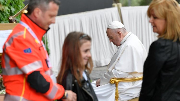 Mehrere Gläubige beteten zusammen mit dem Papst den Rosenkranz