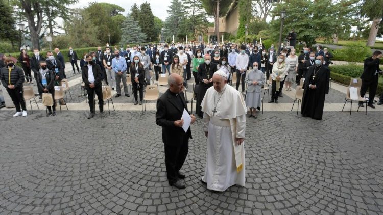 Der Papst und Gemeinde vor der Lourdesgrotte in den Vatikanischen Gärten
