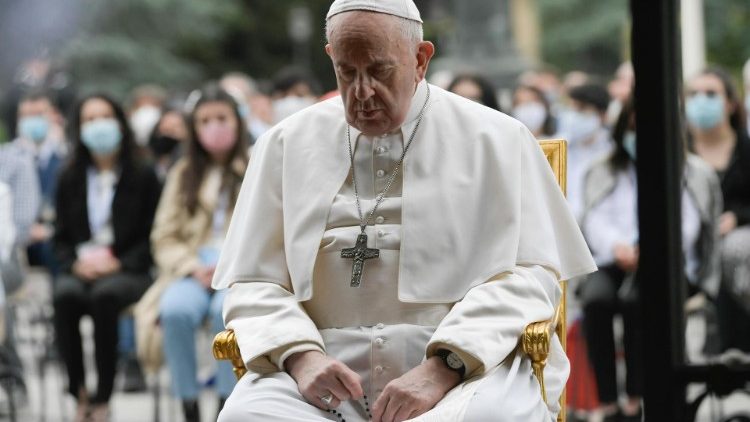 Franziskus 2020 bei einem Rosenkranzgebet an der Lourdes-Grotte im Vatikan