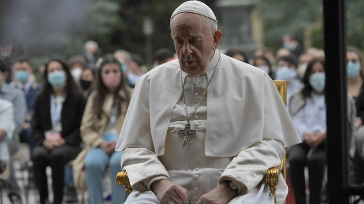 O Papa durante recitação do Terço em 30.05.2020 na Gruta de Lourdes, nos Jardins Vaticanos (Vatican Media)