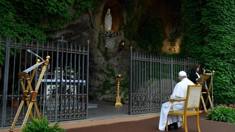 Prière du chapelet avec le Pape devant la grotte de Lourdes des jardins du Vatican