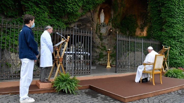 2020.05.30 Recita del Santo Rosario alla Grotta di Lourdes