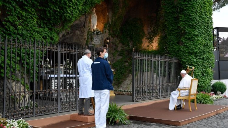 Recita del Santo Rosario en la Gruta de Lourdes en los Jardines Vaticanos.