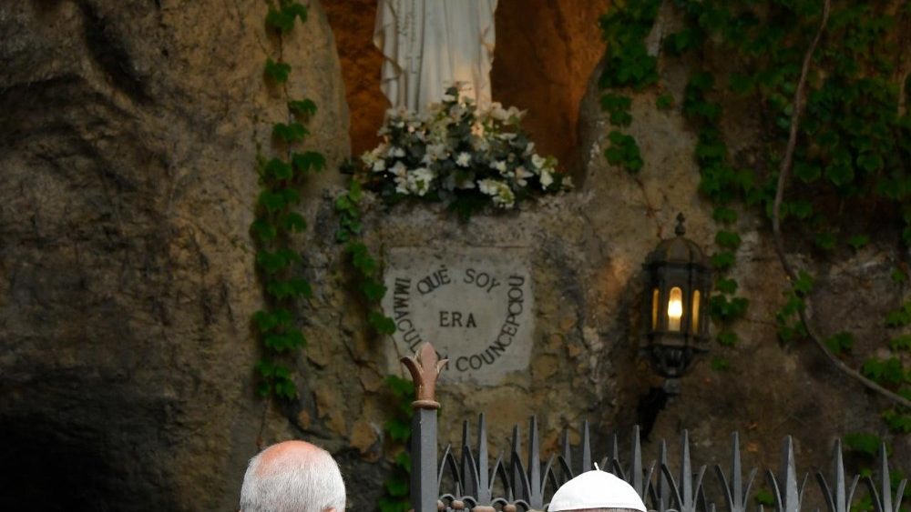 2020.05.30 Recita del Santo Rosario alla Grotta di Lourdes