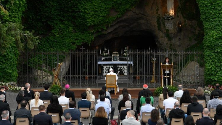 Påven ledde rosenkransbönen i Vatikansträdgårdarna 