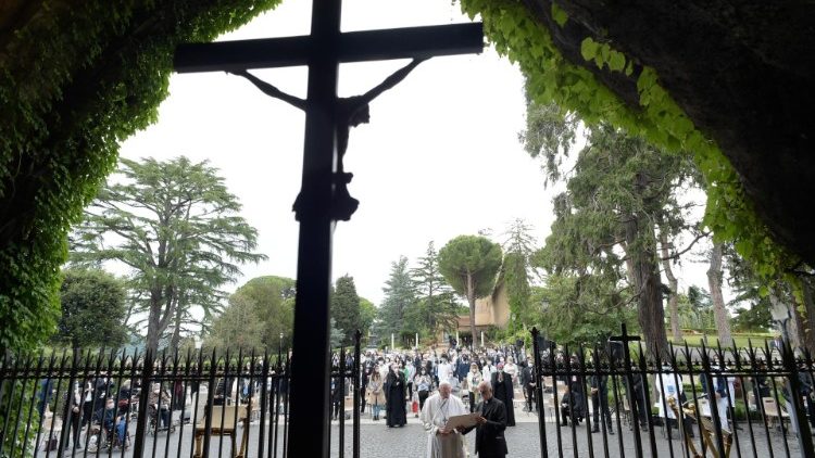 Papst Franziskus betete im Marienmonat Mai den Rosenkranz an der Lourdes-Grotte in den Vatikanischen Gärten; auch der Wallfahrtsort in Frankreich war zugeschaltet