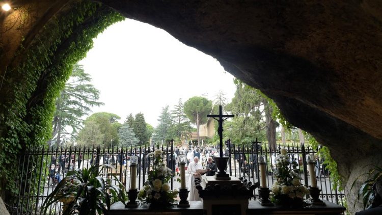 2020년 바티칸 정원 내의 루르드 성모 동굴에서의 묵주기도