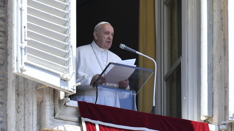 Papež Frančišek je danes prvič po pandemiji vodil opoldansko molitev z okna apostolske palače na Trgu sv. Petra.