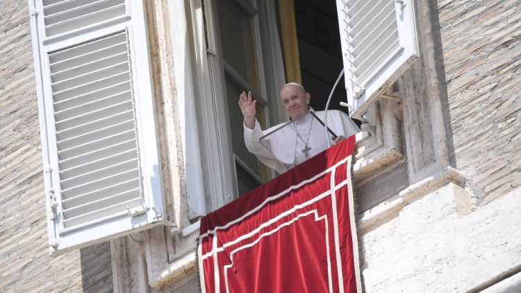 Папа Франциск приветствует верующих после воскресной молитвы "Ангел Господень" в Ватикане