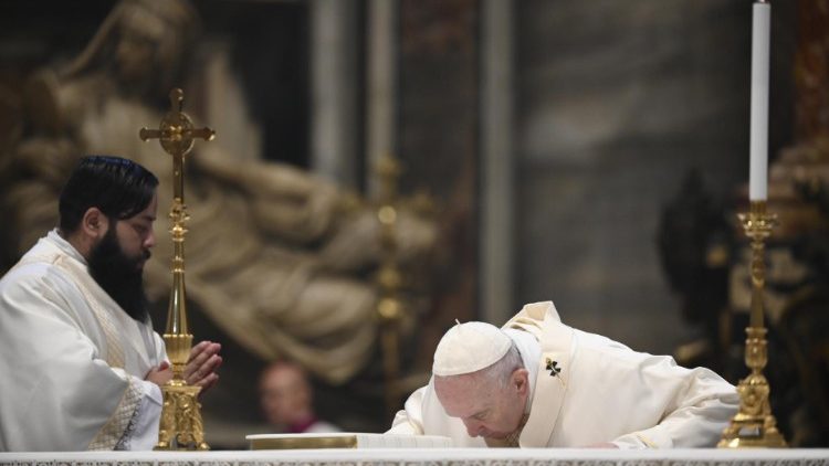 Papež Frančišek med darovanjem svete maše na oltarju Katedre.