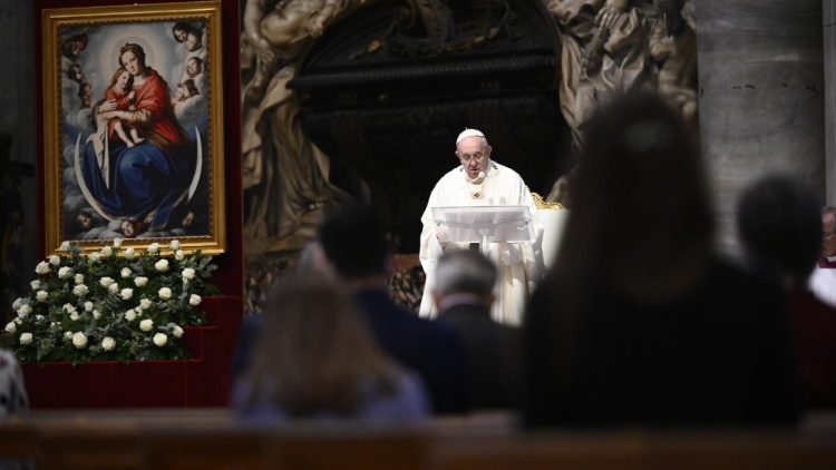 Papež Frančišek med homilijo pri sveti maši v vatikanski baziliki na praznik Rešnjega Telesa in Krvi.