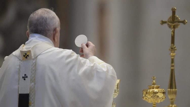 البابا فرنسيس: في الإفخارستيا نتأمل ونعبُد إله المحبّة 