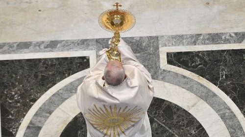 Papa celebra missa de Corpus Christi na Basílica de São Pedro