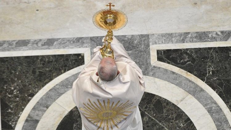 聖体降福式をとり行う教皇フランシスコ