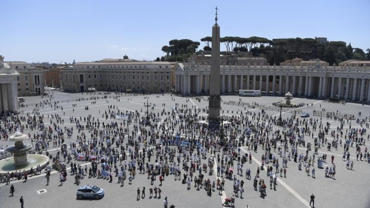   Vjernici na Trgu svetog Petra tijekom podnevnog nagovora (28. lipnja 2020.)